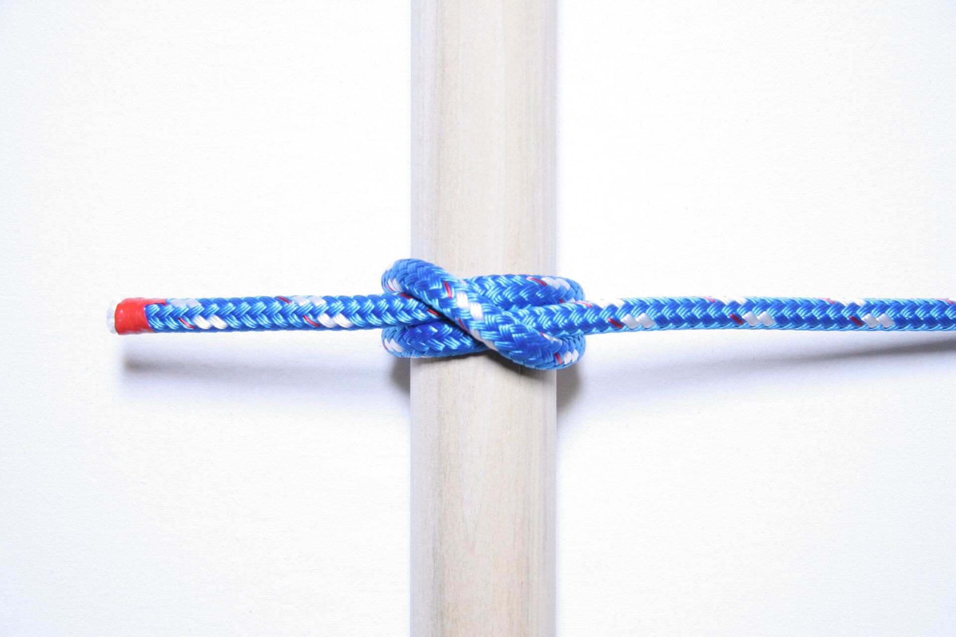 Image of a clove hitch knot, understanding types of knots concept. 